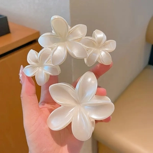 Pince à Cheveux Frangipanier Blanc Nacré Élégante pour Femmes Style Français Accessoire de Cheveux Fleur en Résine pour Fête