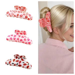 Lot de trois pinces à cheveux avec motifs cœurs et lèvres présentées sur un mannequin