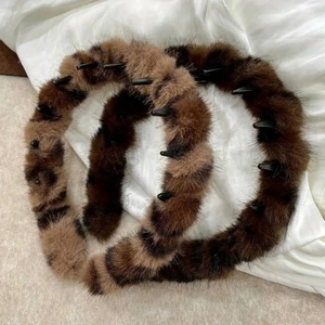 Elegant plush leopard pattern headbands with inner teeth for styling and non-slip grip
