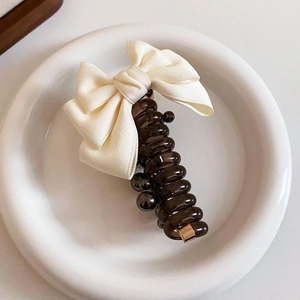 Élastique à cheveux spirale élégant avec un grand nœud en soie crème et perles