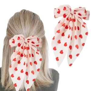 Nœud à cheveux en tissu rose à cœurs rouges porté par un mannequin et vue de détail