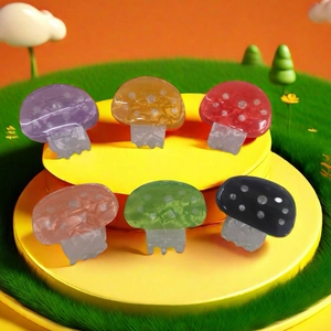 Set aus 6 bunten PVC Pilz Haarklammern mit Punkten auf einem kreativen Display