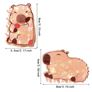 Vue détaillée des pinces à cheveux capybara avec texture marbrée et dimensions en cm