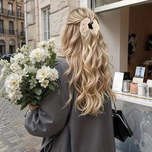 Eleganter Hawaii-Haarclip aus cremefarbenem Satin in Rosenform für stilvolle Frisuren