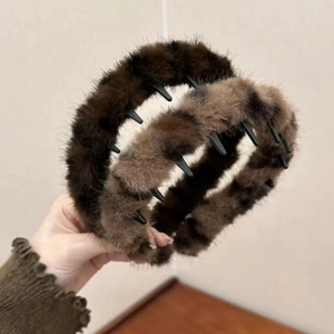 Elegant faux fur leopard print headband in brown plush for autumn and winter hair styling