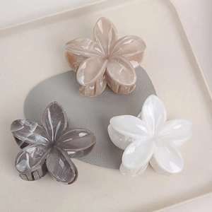 Pinces à cheveux fleurs de 8cm avec texture marbrée aux tons dégradés neutres