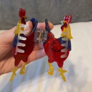 Pince à cheveux colorée en forme de coq en acrylique pour queue de cheval au design amusant