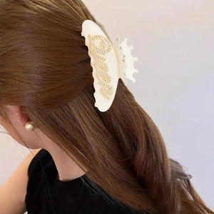 Elegante molletta per capelli a farfalla bianca con scritta Queen in strass su modella