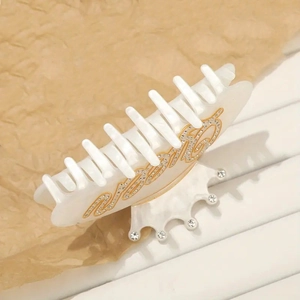Dettaglio della clip per capelli in acrilico bianco con design a corona e strass