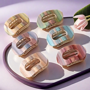 Lot de 6 barrettes à cheveux aux couleurs Morandi avec motif marbré sur un plateau