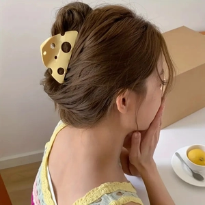 Pince à cheveux mignonne en acrylique jaune clair en forme de fromage pour femme