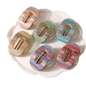 Lot de six pinces à cheveux ovales aux motifs marbrés colorés sur plateau floral