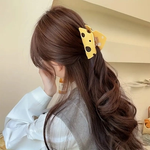 Pince à cheveux créative en acrylique fromage jaune pour femmes sur cheveux longs