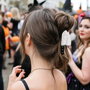 Detailaufnahme der kreativen Küchenmesser Haarklammer für Halloween Punk Frisuren