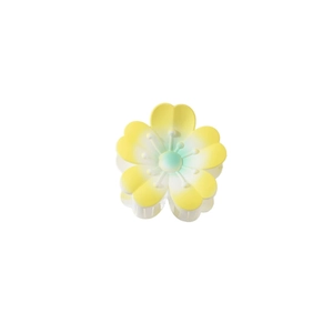 Dettaglio della pinza per capelli a fiore giallo sfumato con petali realistici