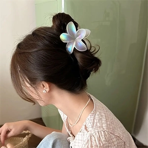 Pince à cheveux fleur irisée avec finition perlée pour coiffure élégante