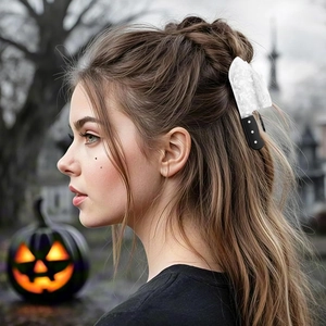 Detail einer kreativen Haarklammer im Hackmesser-Design mit Marmorstruktur zu Halloween