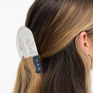 Detail der Haarklammer in Hackmesser-Form aus weißem Acetat für kreative Frisuren