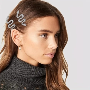 Barrettes à cheveux serpent étincelantes avec strass argentés portées par un modèle