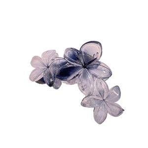 Détail d'une grande pince à cheveux avec trois fleurs de frangipanier en résine bleu dégradé