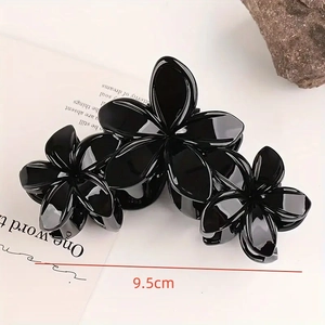 Vue macro d'une pince à cheveux fleurs noire brillante de 9,5 cm à trois pétales