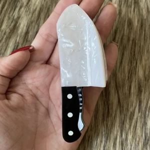Punk-Stil Messer Haarklammer für Damen, einzigartiges Halloween-Accessoire in der Hand