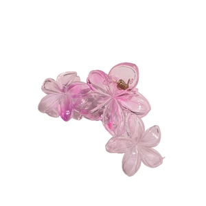 Détail de la pince à cheveux fleurs dégradé rose avec trois pétales 3D et ressort