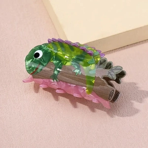 Vue détaillée d'une pince à cheveux en forme de lézard 3D avec motif grain de bois