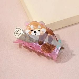 Détail de la pince à cheveux petit panda en acétate nacré de haute qualité