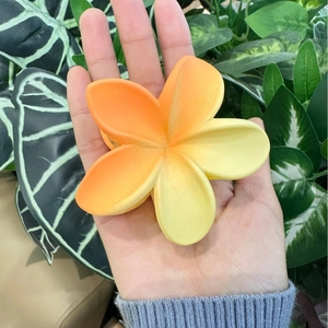 Pinza per capelli a fiore di plumeria satinata con sfumatura di colore e stile tropicale
