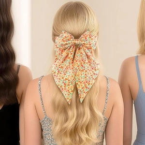 Barrette nœud à motif floral bohème avec rubans longs portée par un mannequin en studio