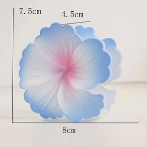 Détail montrant les dimensions de la pince à cheveux fleur mate de 8cm en bleu dégradé