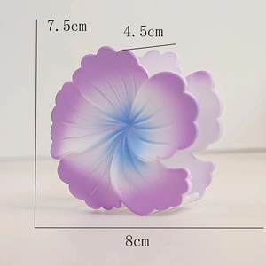 Détail de la pince à cheveux fleur dégradé violet et bleu avec dimensions 8x7,5 cm