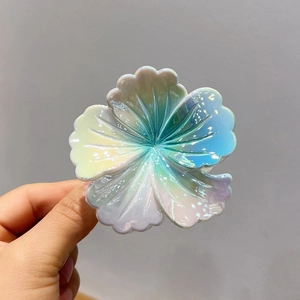 Irisierende Blumen-Haarklammer mit pastellfarbenem Farbverlauf und Perlmutt-Finish