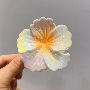 Detailaufnahme einer bunten Hawaii-Blüten-Haarklammer mit Farbverlauf auf den Blütenblättern