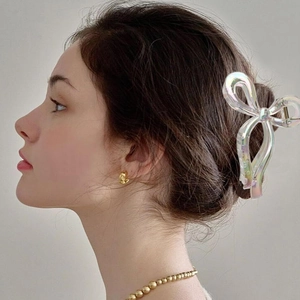 Détail d'une pince à cheveux nœud irisé montrant sa texture translucide