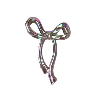 Vue détaillée de la pince à cheveux en métal holographique avec finition arc-en-ciel