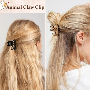 Détail de pinces à cheveux chat en noir et léopard portées pour un style élégant
