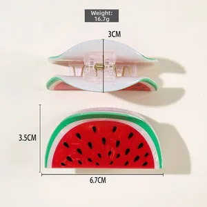 Vue détaillée d'une pince à cheveux créative en forme de pastèque avec son poids de 16,7g
