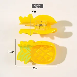 Vue détaillée de la pince à cheveux ananas jaune avec feuilles vertes et poids 12,1g
