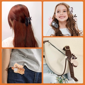 Détail des pinces à cheveux chat mignon utilisées comme accessoires sur sacs et vêtements