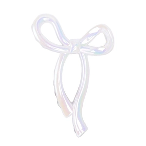 Détail d'une pince à cheveux nœud blanc iridescent avec un fini nacré et design ruban