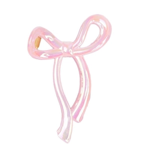 Détail de la pince à cheveux ruban rose laser montrant l'effet nacré et le ressort doré