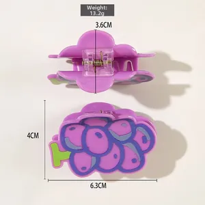 Vue macro de la pince à cheveux raisin violet montrant les détails de taille 6,3 cm et poids
