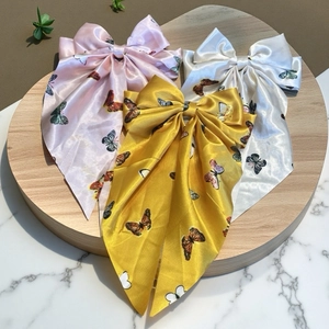Noeuds à cheveux en satin élégants avec imprimés papillons roses, blancs et jaunes