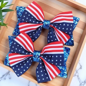 Gros plan de nœuds à rayures drapeau américain avec paillettes bleues et étoiles déco