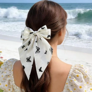 Elegante fermaglio per capelli color crema con stampa a farfalla sulla spiaggia