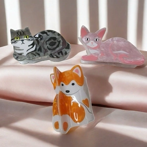 Trois pinces à cheveux mignonnes aux designs de chat et chien sur fond satin rose