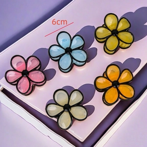 Set of 5 colorful 6cm floral hair claws in pastel tones with glossy resin finish