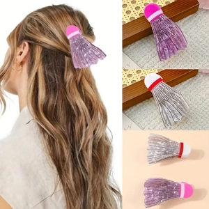 Vue détaillée de pinces à cheveux volant de badminton en blanc et violet style sport